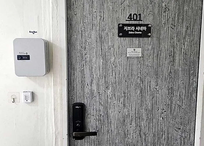 Cheongryangri Zebra Cinema & Rooftop 3* Seoel